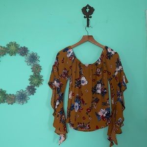 Polly & Esther- top with long Flowy sleeves